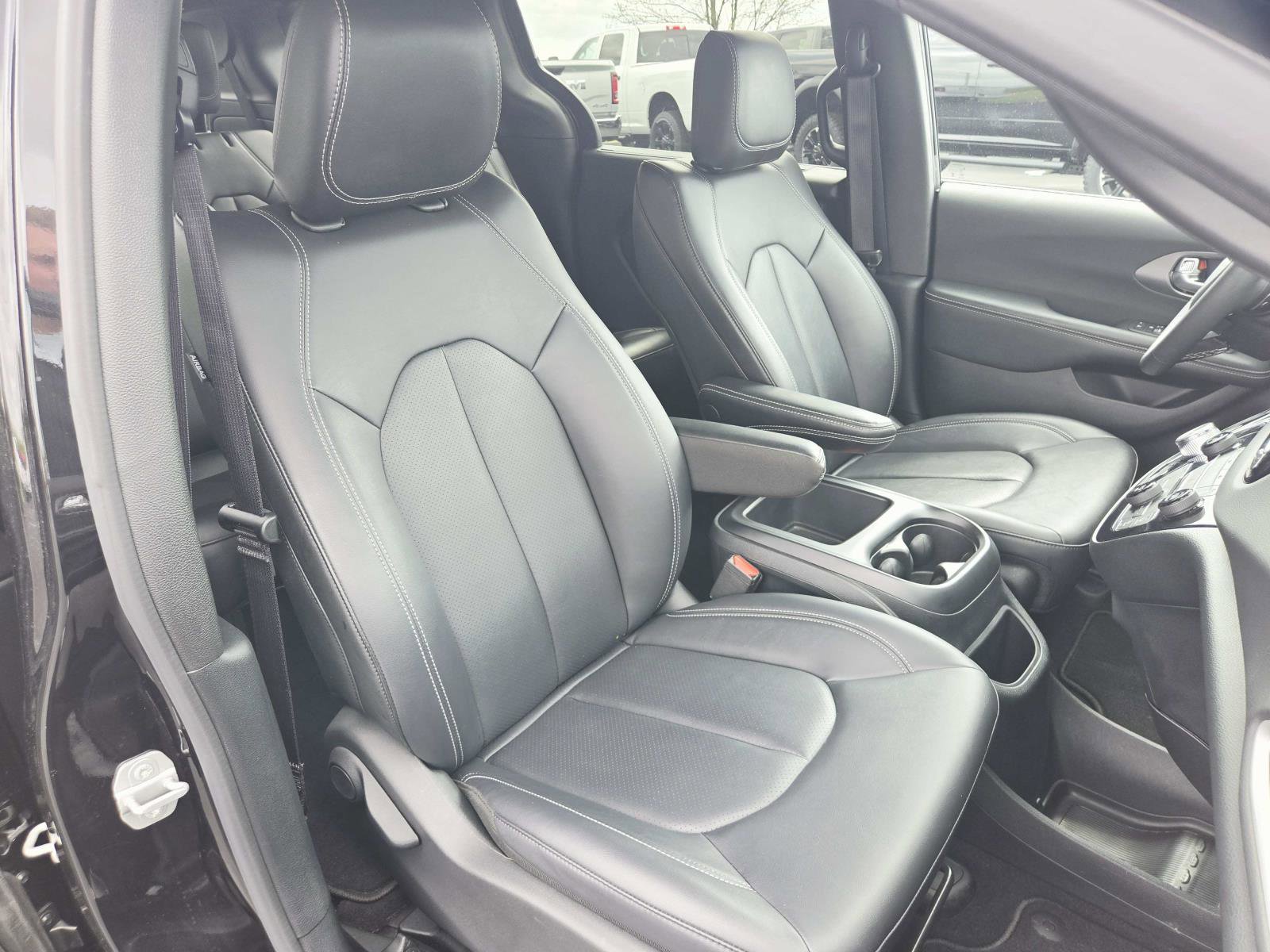 Used 2025 Chrysler Pacifica Select image 18