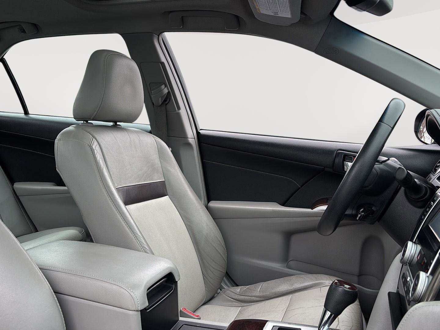 Used 2014 Toyota Camry XLE w/ Leather Package FWD image 12