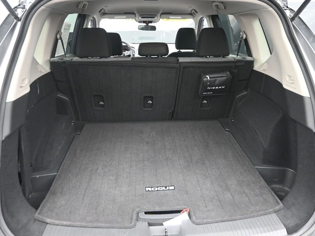 Used 2023 Nissan Rogue SV image 9