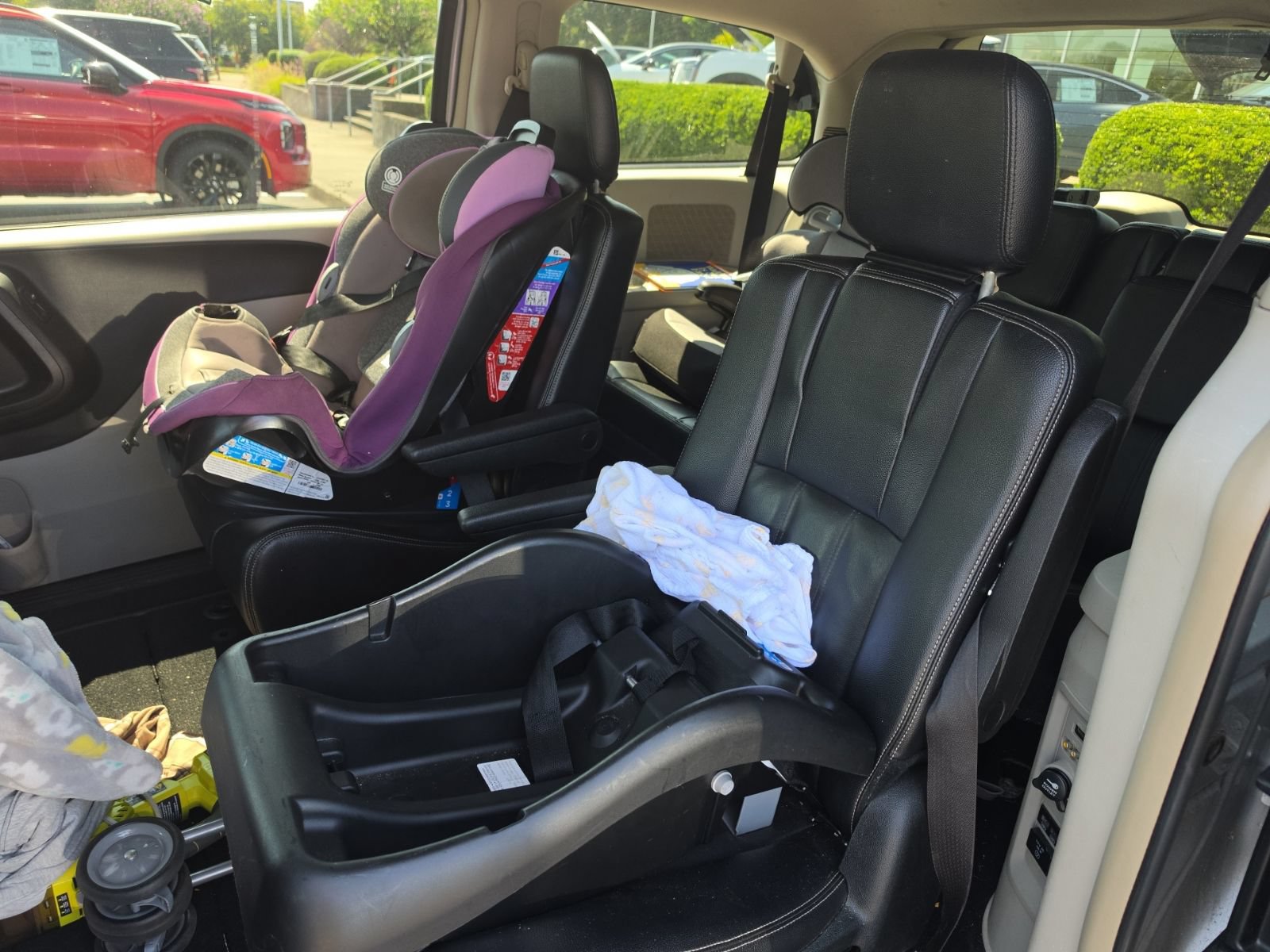 Used 2014 Chrysler Town & Country Touring FWD image 9