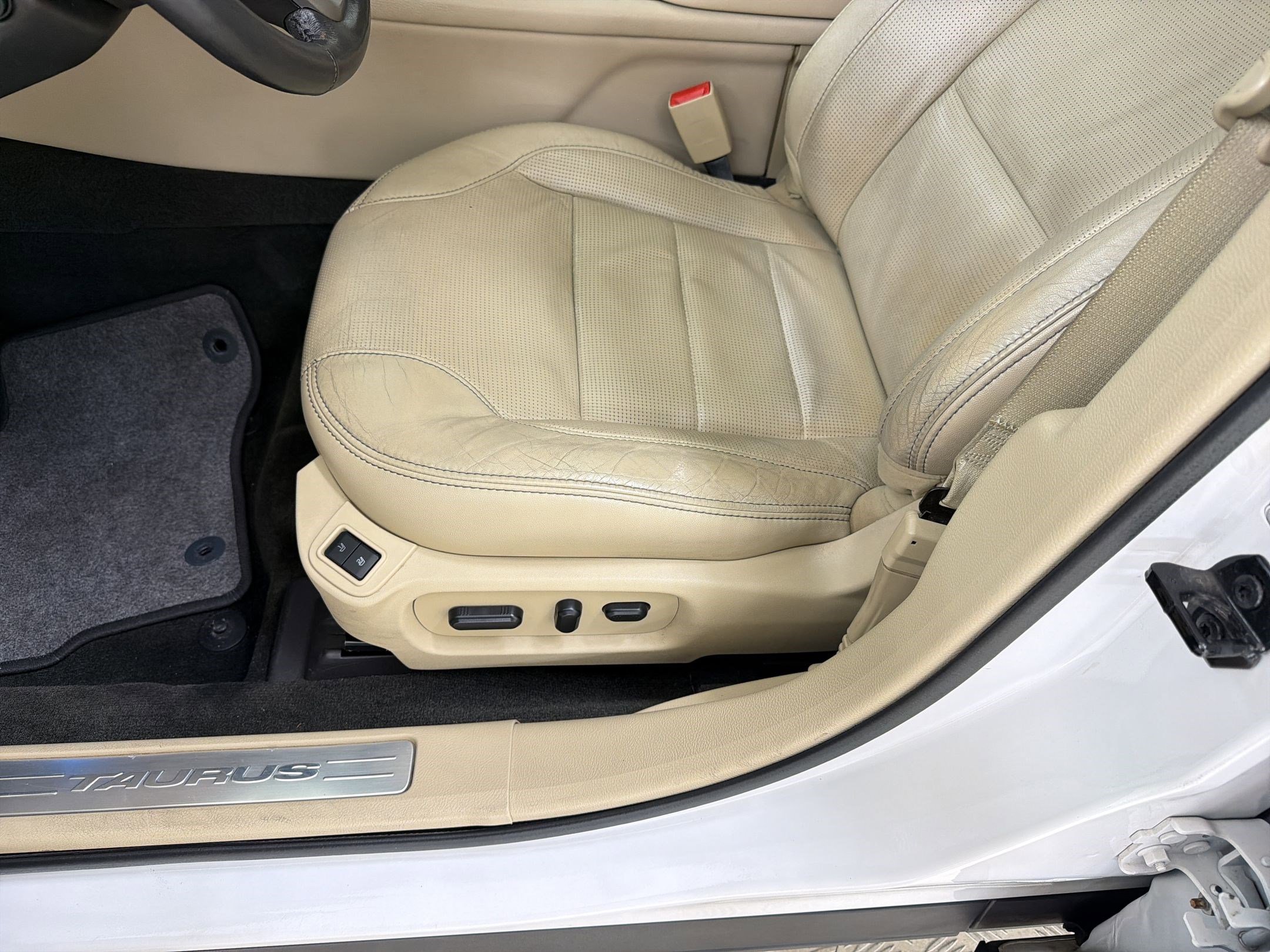 Used 2014 Ford Taurus Limited w/ Equipment Group 301A FWD image 13