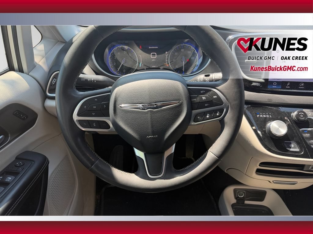 Used 2024 Chrysler Pacifica Touring-L FWD image 15