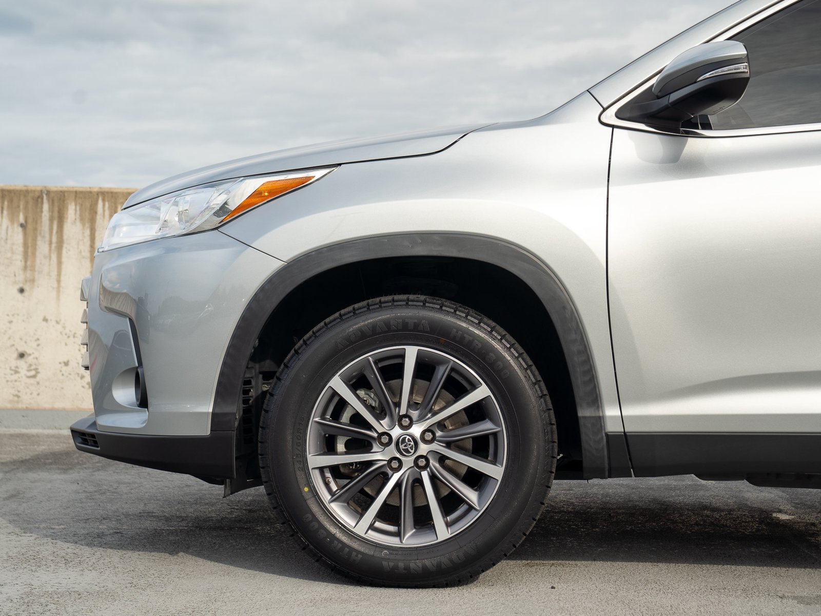 Used 2019 Toyota Highlander XLE FWD image 12