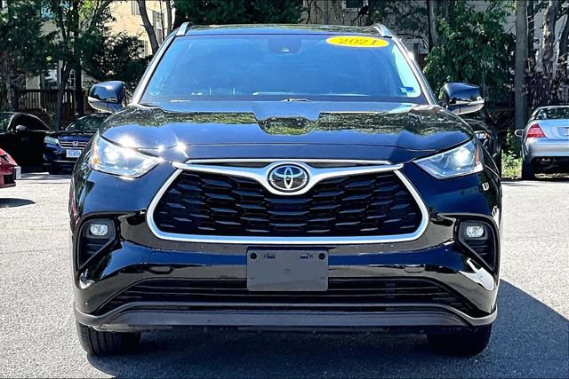 Used 2021 Toyota Highlander XLE FWD image 2