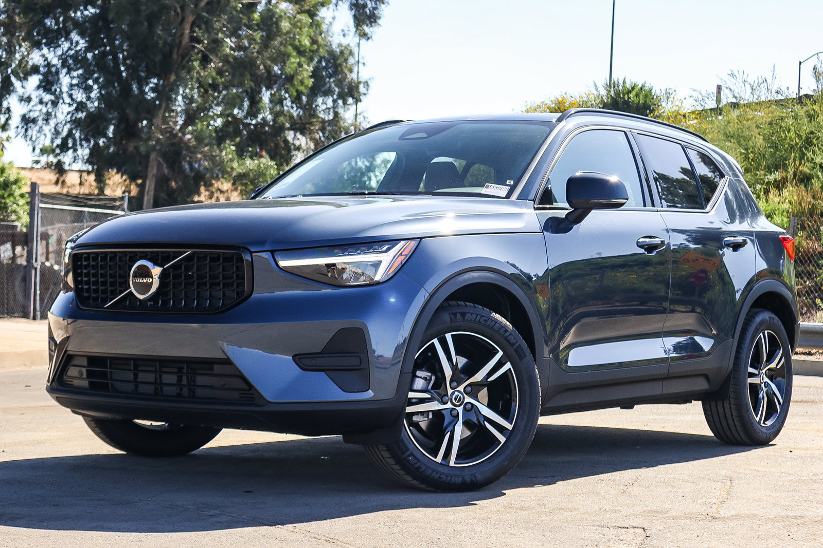 Used 2026 Volvo XC40 B5 Core AWD/4WD image 1