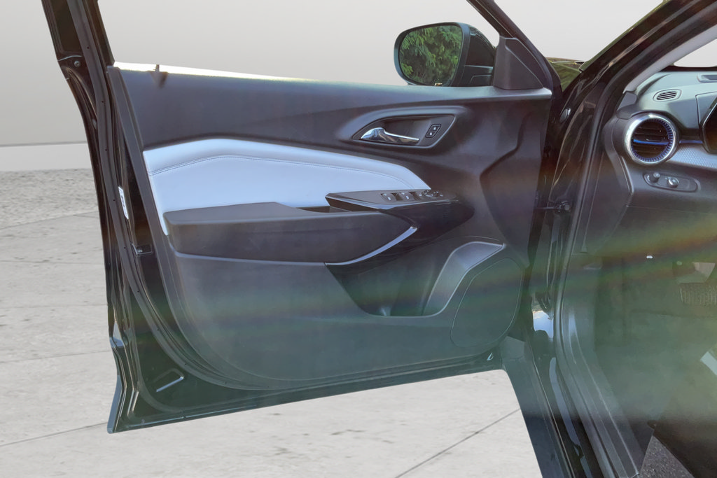 Certified 2025 Chevrolet Trax LT FWD image 11