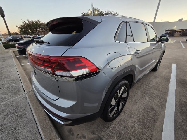 Used 2024 Volkswagen Atlas Cross Sport SE w/ Panoramic Sunroof Package FWD image 6