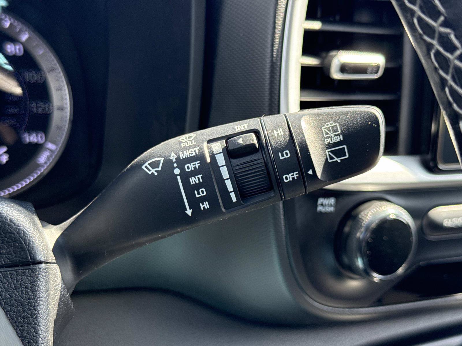Certified 2022 Hyundai Venue SEL FWD image 12