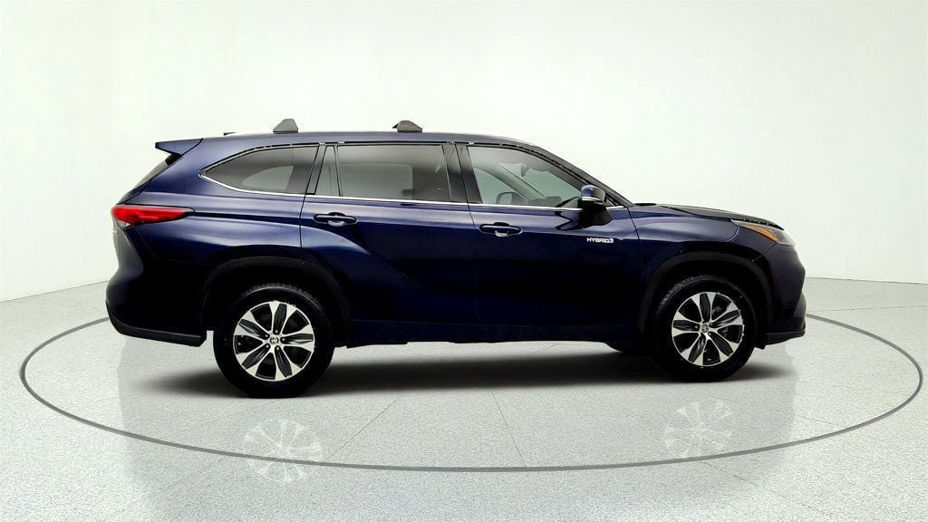 Used 2020 Toyota Highlander XLE FWD image 4