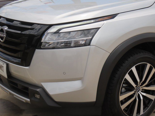 Used 2024 Nissan Pathfinder Platinum w/ Lighting Package (N93) FWD image 3