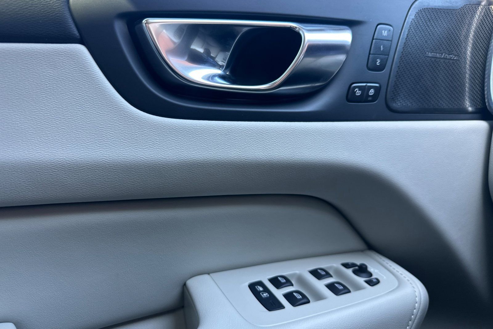 Certified 2025 Volvo XC60 T8 Ultra w/ Protection Package Premier image 15