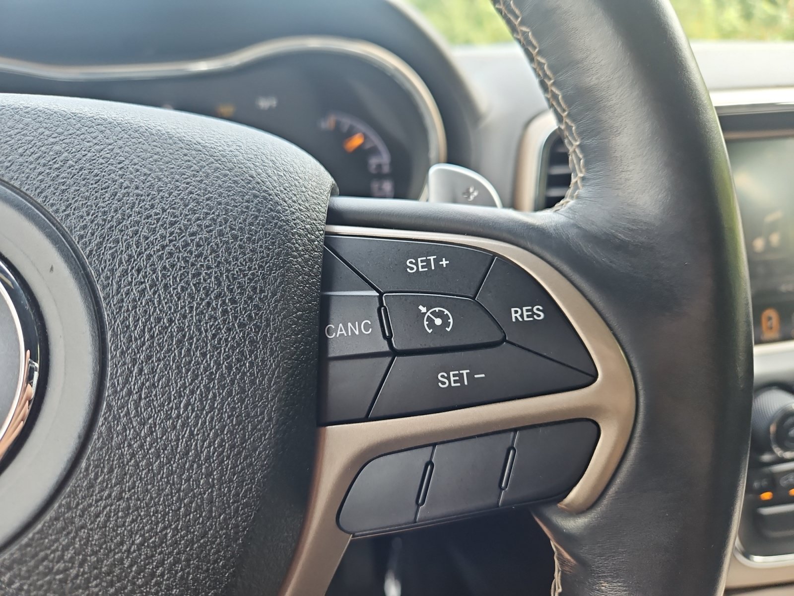 Used 2014 Jeep Grand Cherokee Overland AWD/4WD image 29