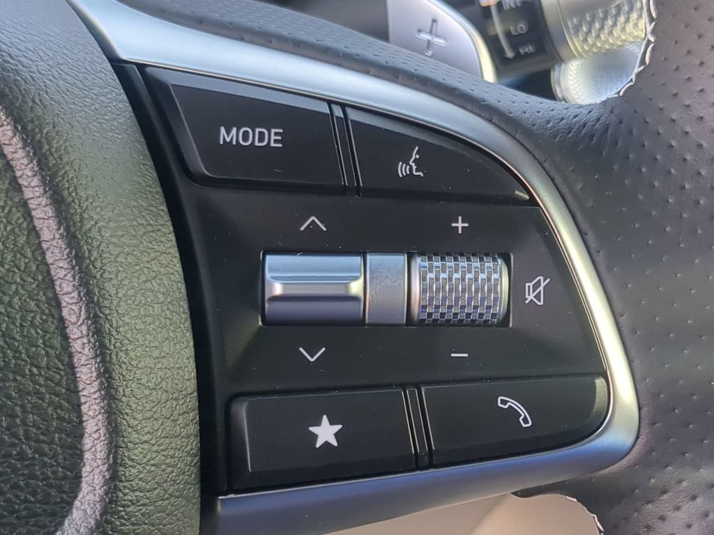 Used 2025 Genesis G70 2.5T RWD image 24