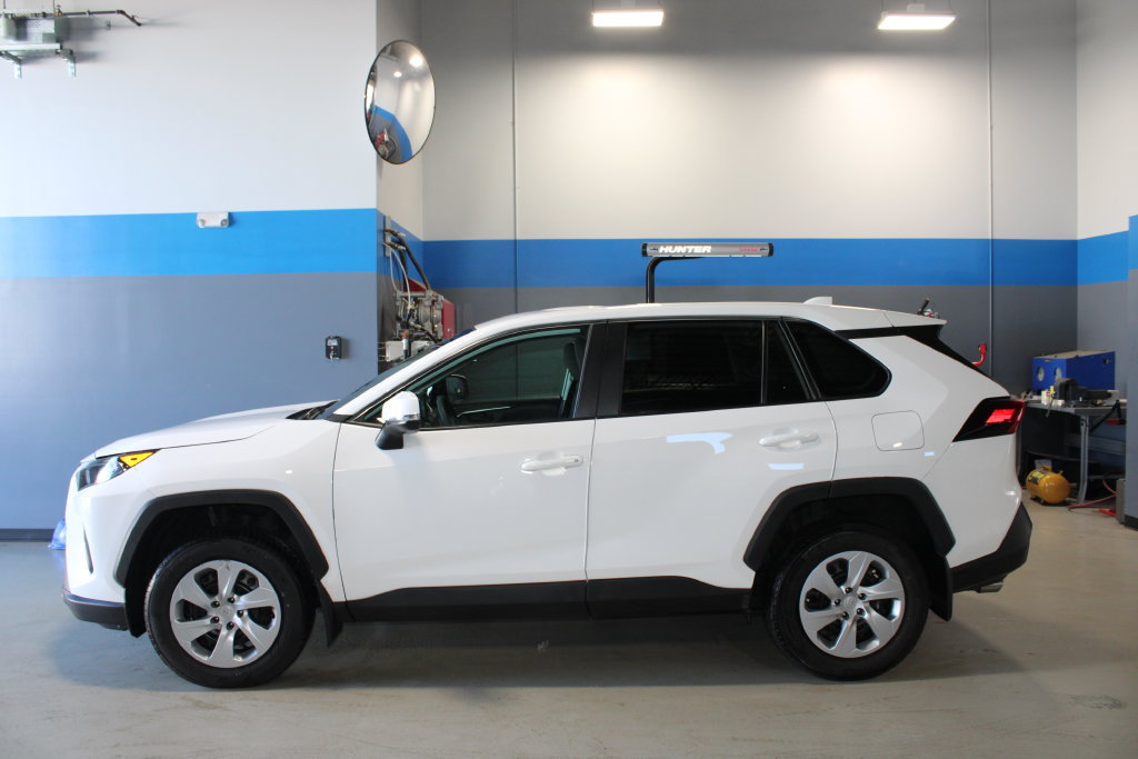 Used 2022 Toyota RAV4 LE AWD/4WD image 10