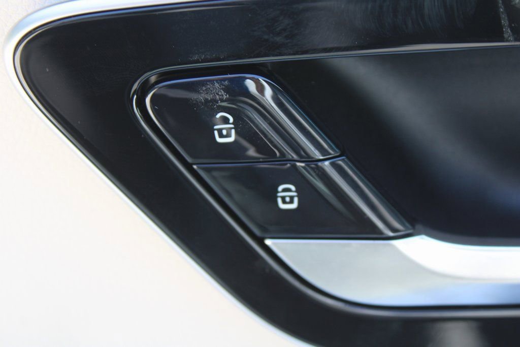 Certified 2025 Mercedes-Benz GLC 350e image 22