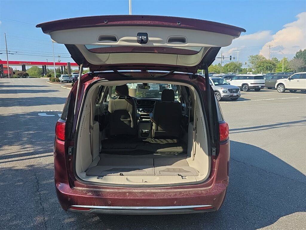 Used 2018 Chrysler Pacifica Touring Plus FWD image 16