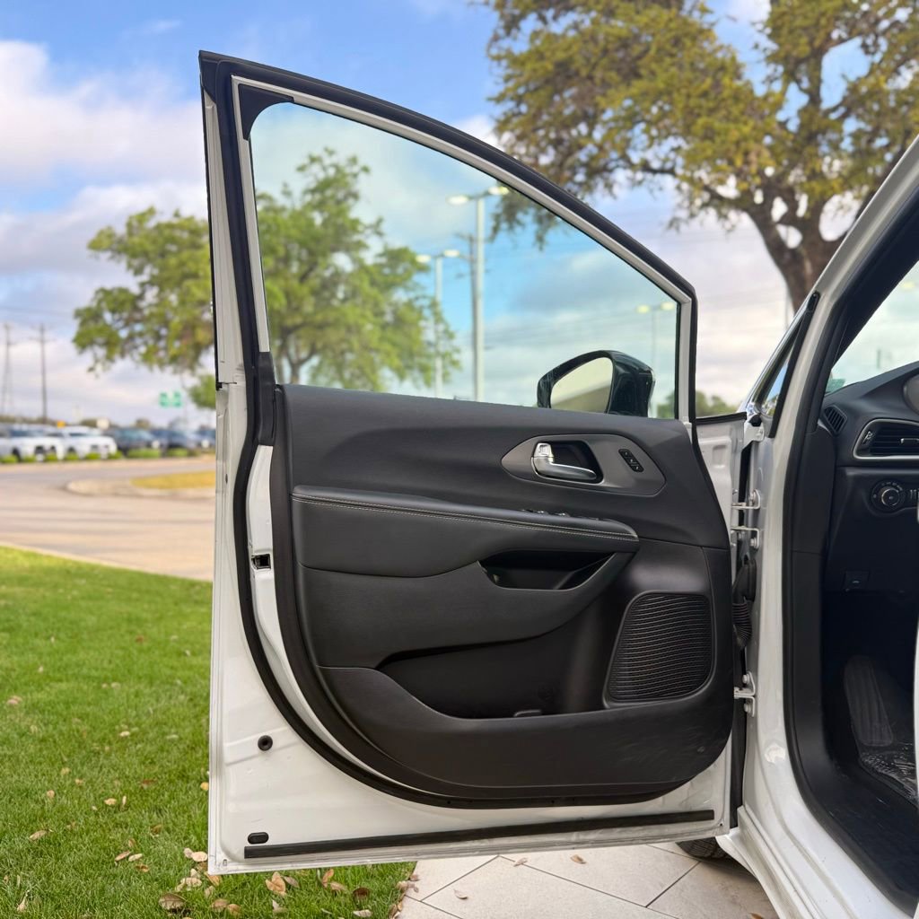 Used 2025 Chrysler Pacifica Select image 21