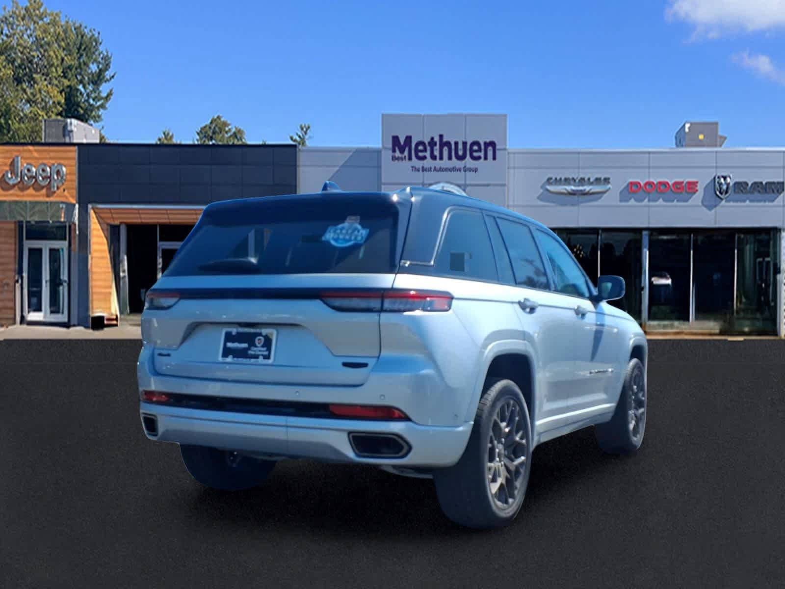 Used 2025 Jeep Grand Cherokee Summit w/ Obsidian Package AWD/4WD image 3
