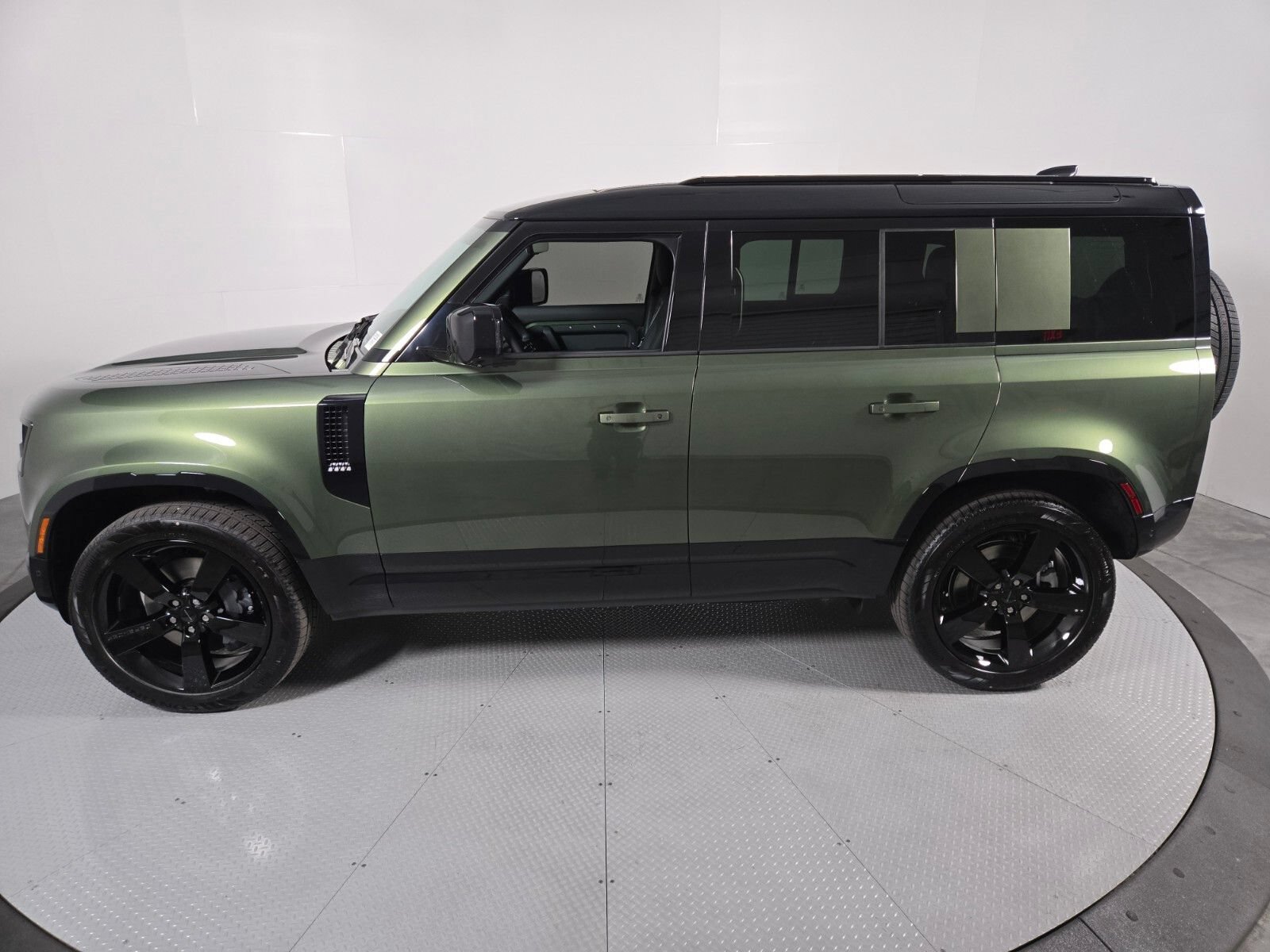 New 2026 Land Rover Defender 110 X-Dynamic SE AWD/4WD image 34