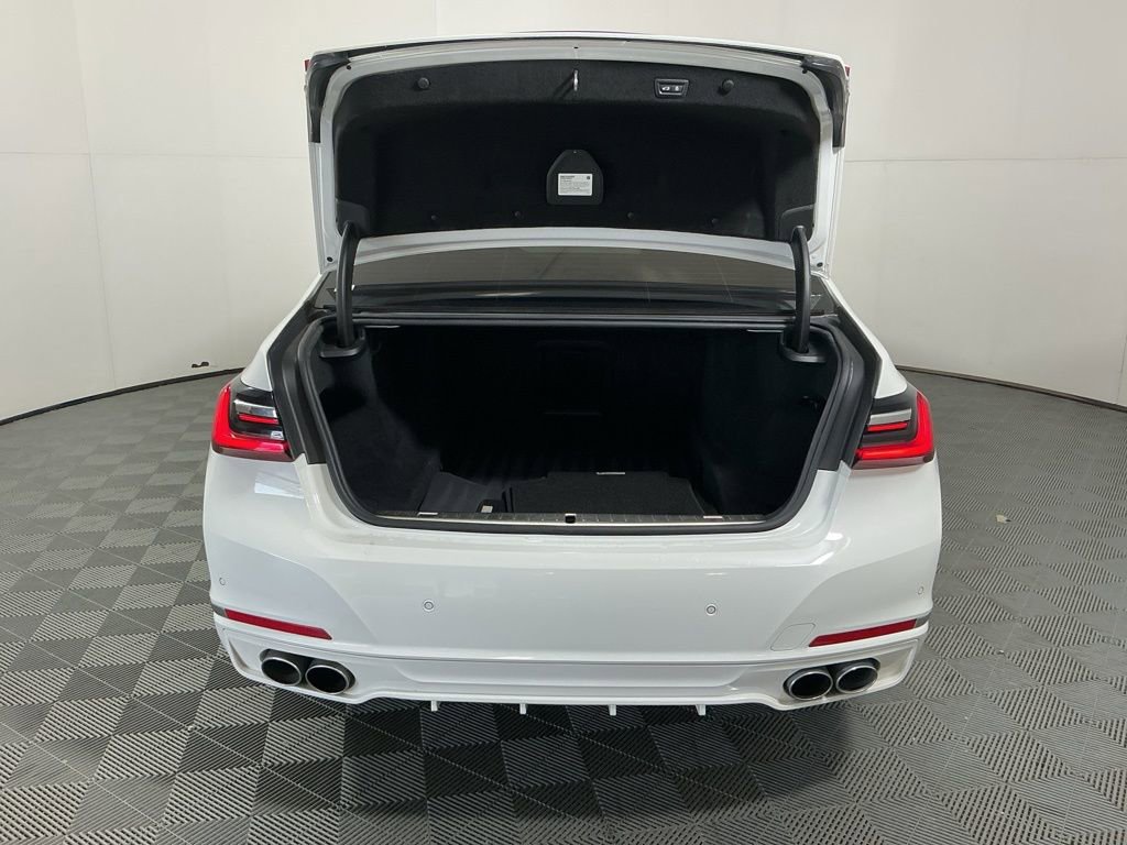 Used 2021 BMW ALPINA B7 xDrive w/ Luxury Rear Seating Package image 31