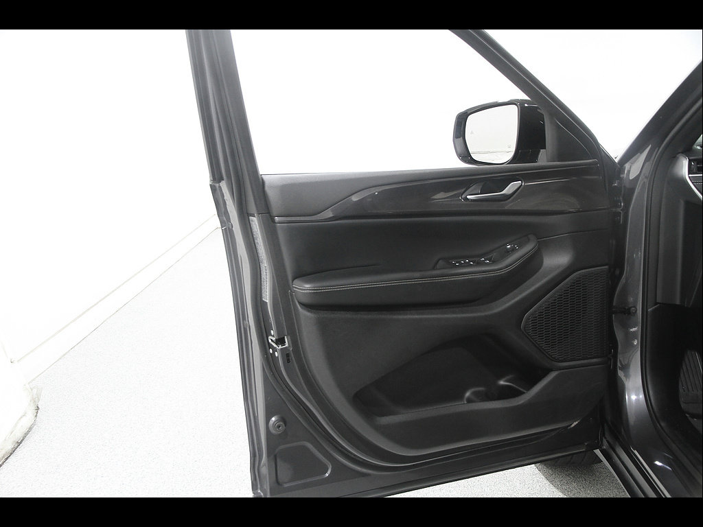 Used 2023 Jeep Grand Cherokee Altitude AWD/4WD image 4