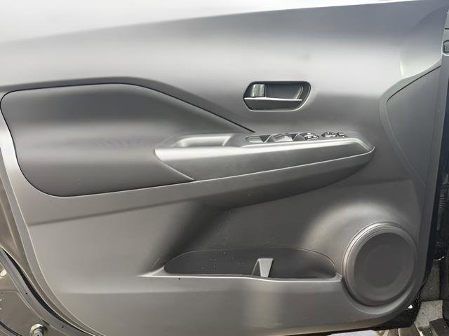 Certified 2025 Nissan Kicks Play S image 32