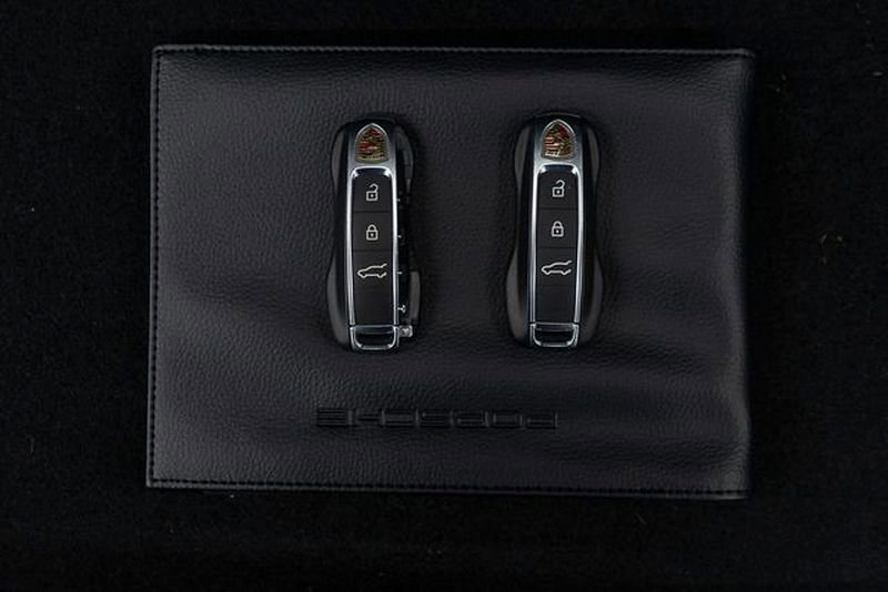 Used 2023 Porsche Cayenne Platinum Edition image 48