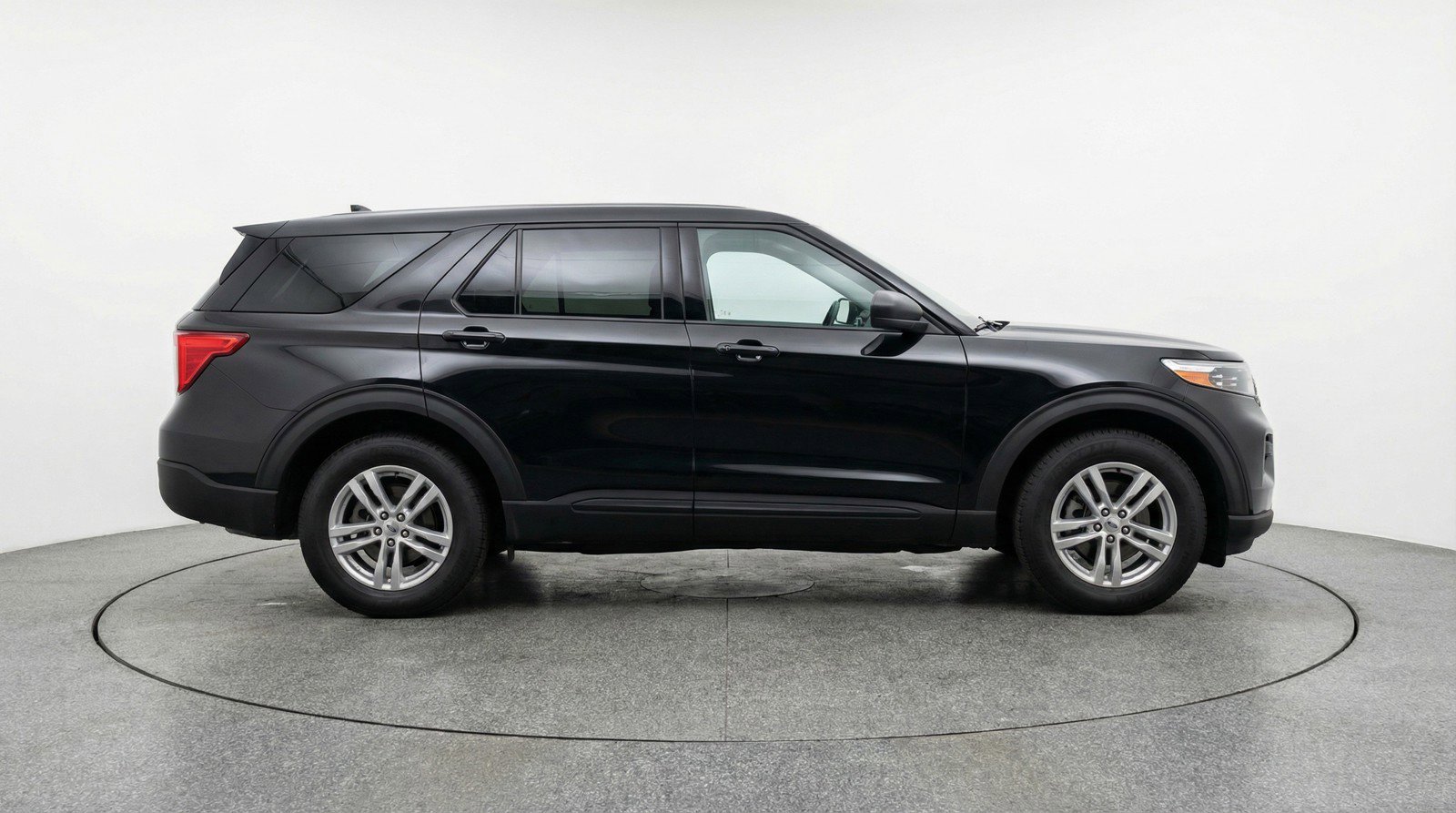 Used 2024 Ford Explorer XLT w/ Equipment Group 202A RWD image 11