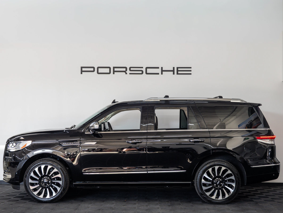 Used 2024 Lincoln Navigator Black Label AWD/4WD image 2