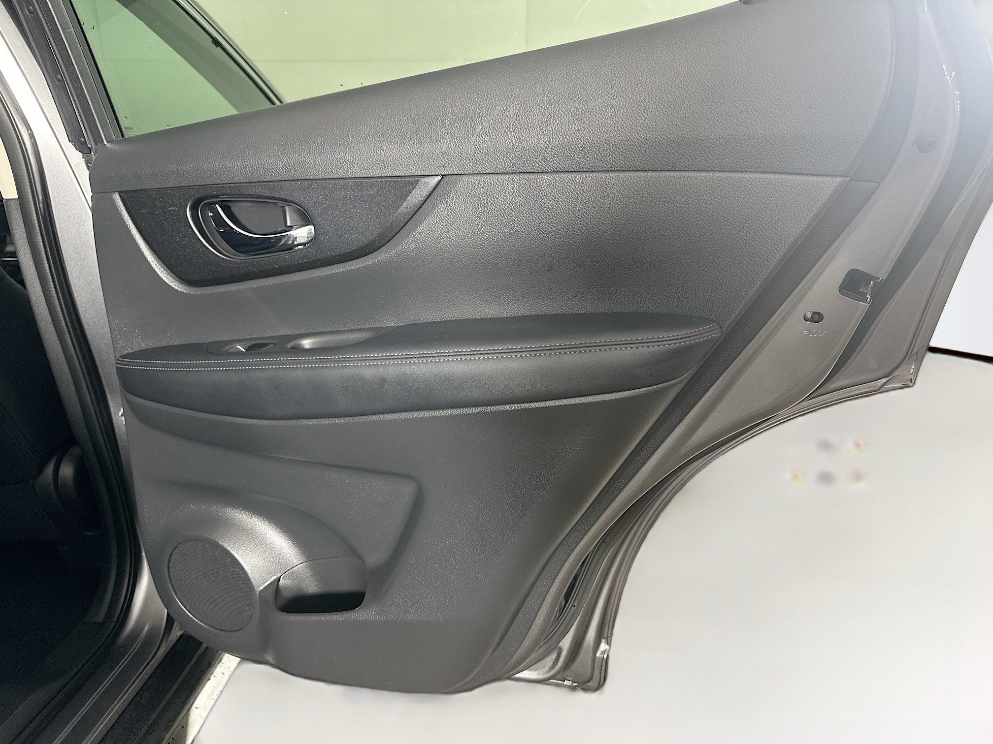 Used 2020 Nissan Rogue SV FWD image 28