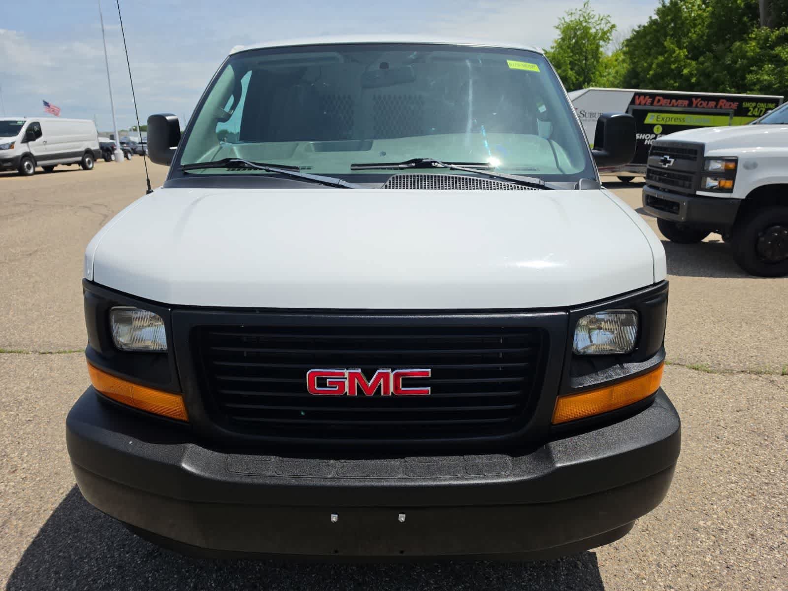Used 2017 GMC Savana 3500 Extended RWD image 3