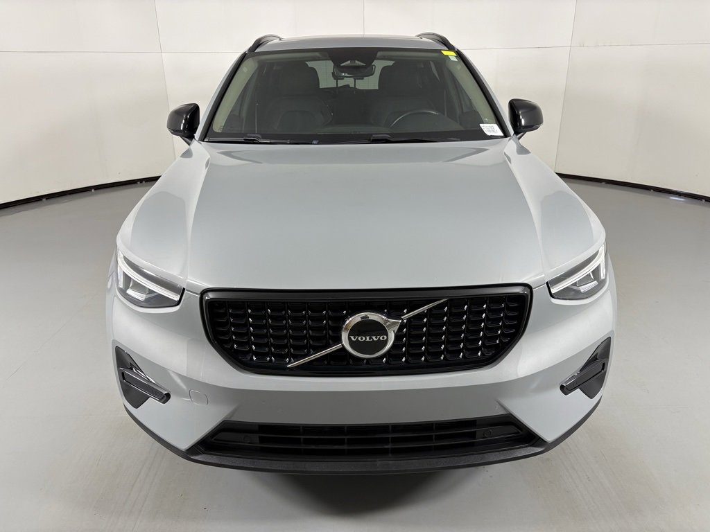Used 2024 Volvo XC40 B5 Core image 3