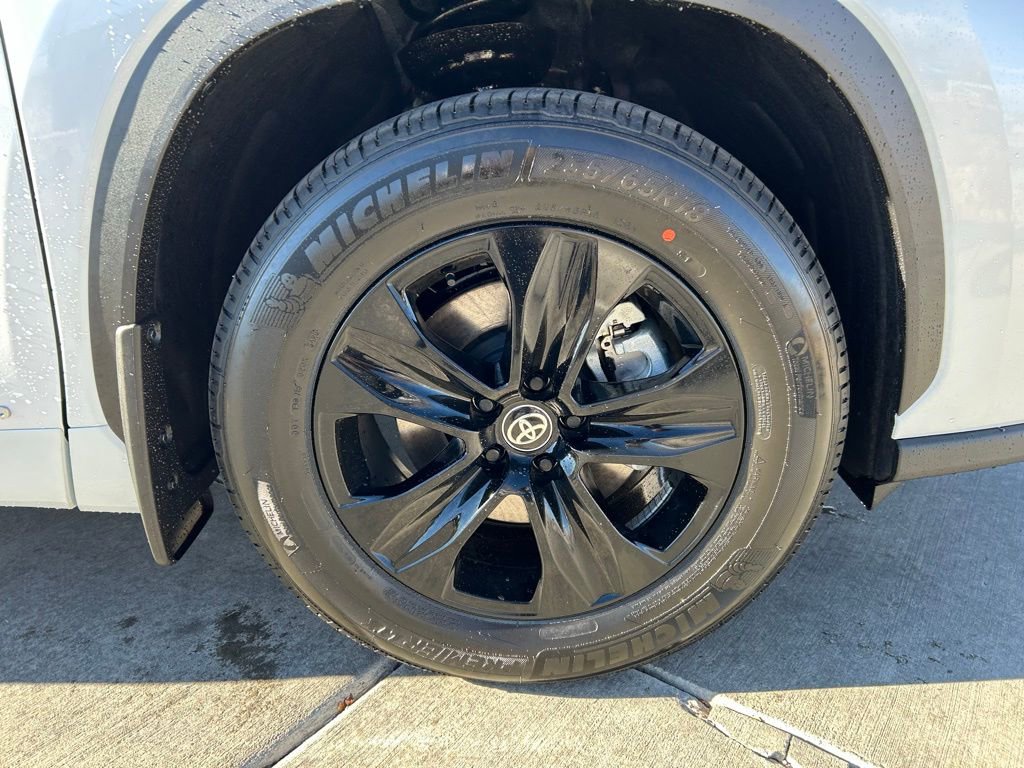 Used 2025 Toyota Highlander XLE image 32