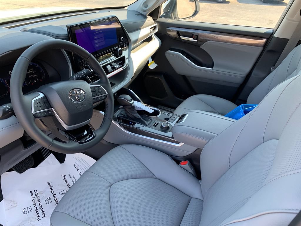 New 2026 Toyota Highlander Limited AWD/4WD image 10