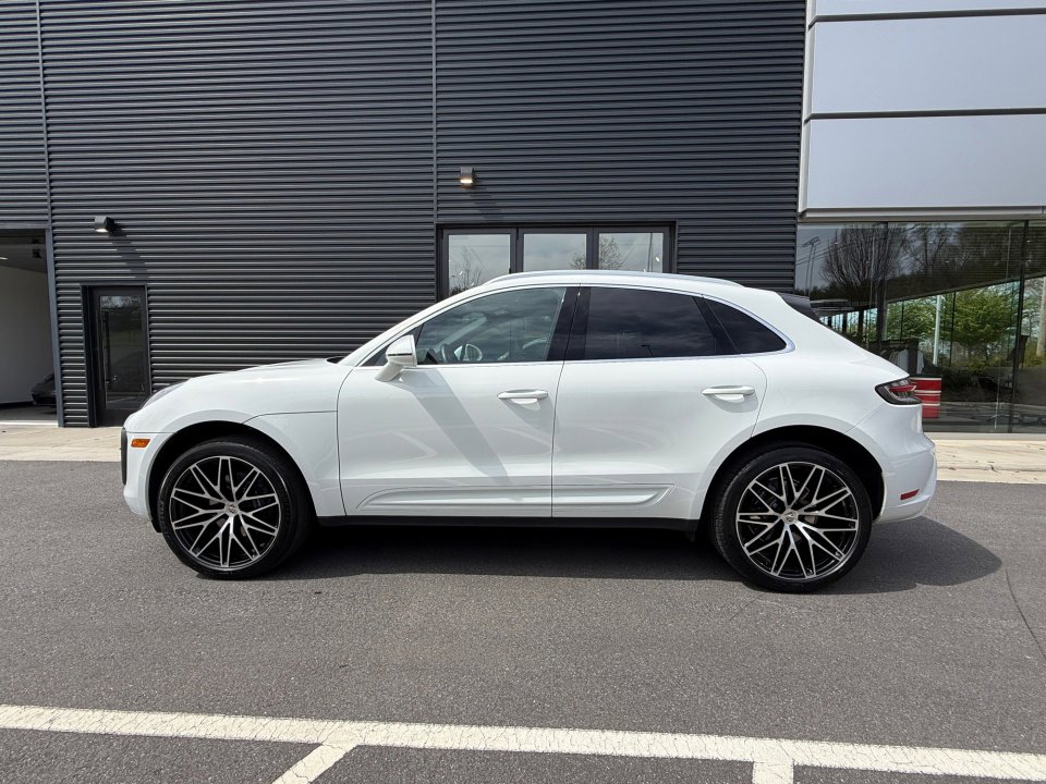Certified 2023 Porsche Macan image 2