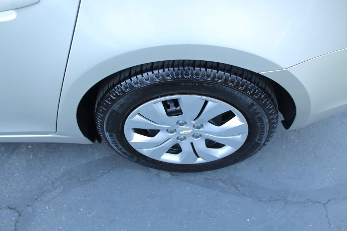 Used 2014 Chevrolet Cruze LS FWD image 12