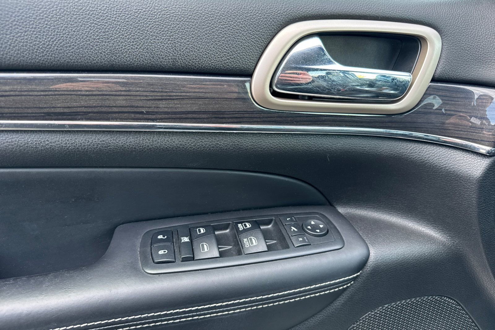 Used 2017 Jeep Grand Cherokee Overland image 14