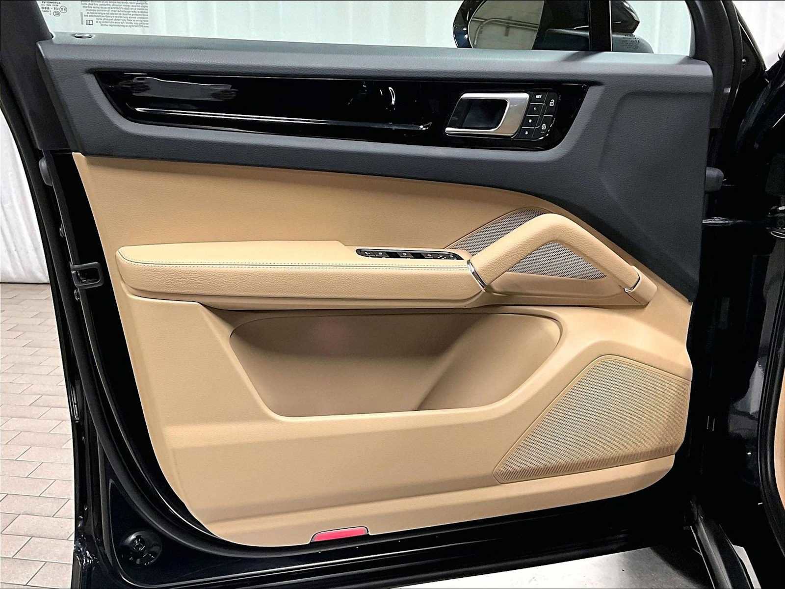 Used 2023 Porsche Cayenne image 25