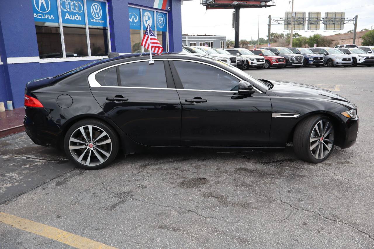 Used 2018 Jaguar XE Prestige RWD image 2