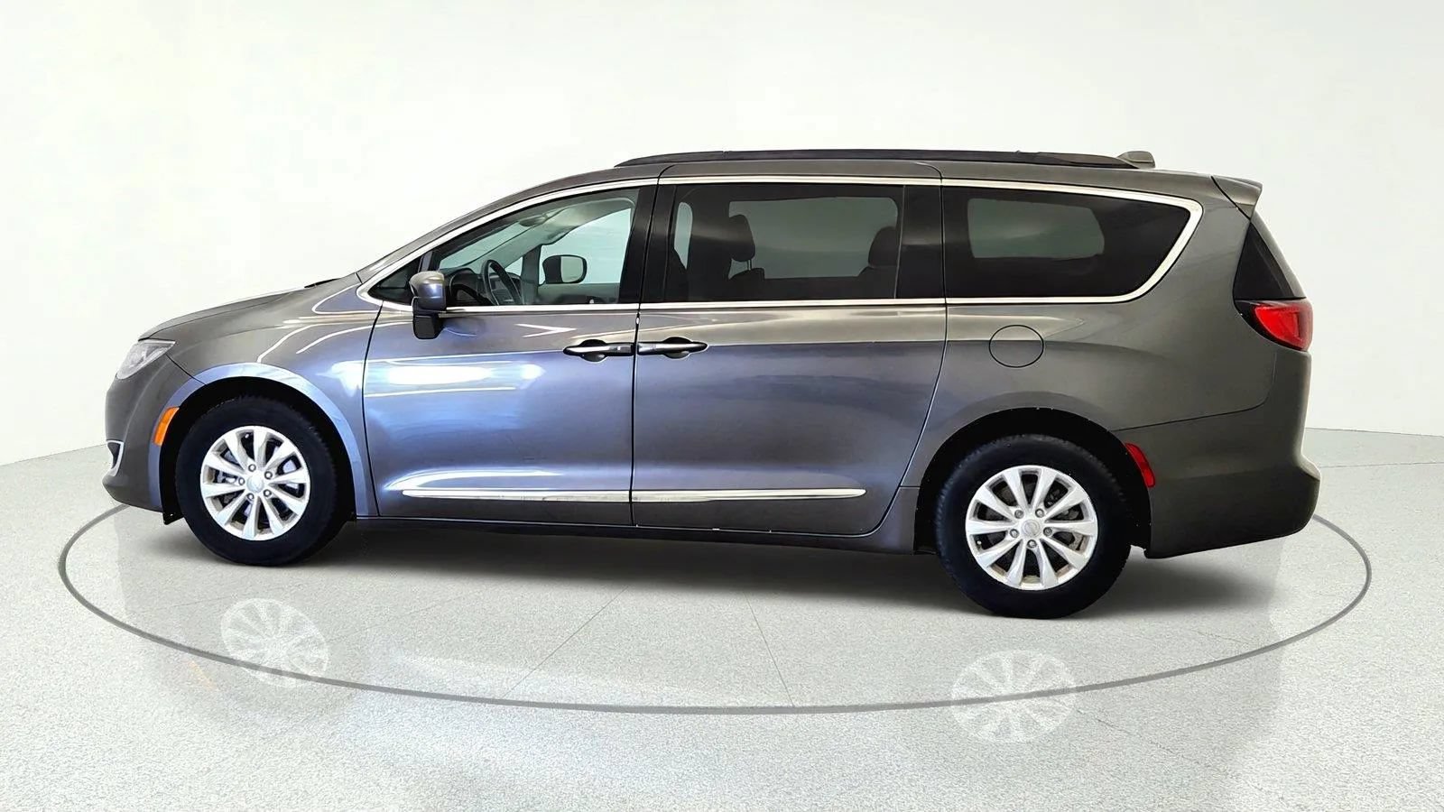 Used 2017 Chrysler Pacifica Touring-L FWD image 5