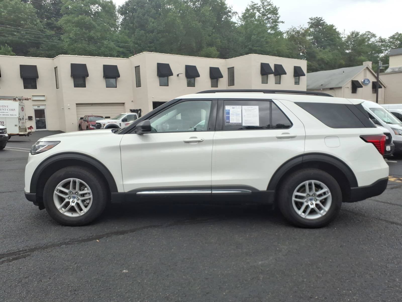 Used 2025 Ford Explorer Active AWD/4WD image 2