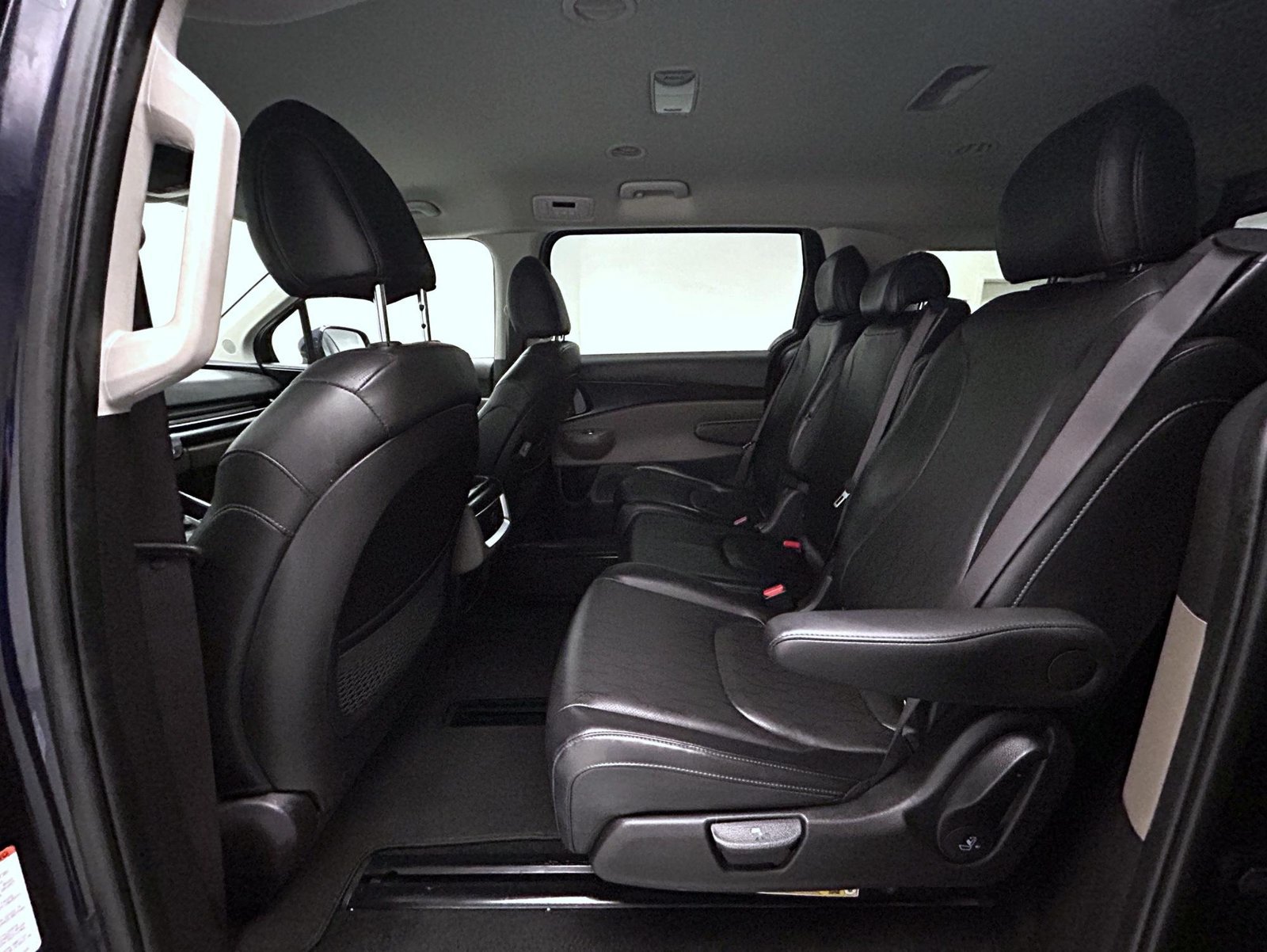 Used 2025 Kia Carnival FWD image 19