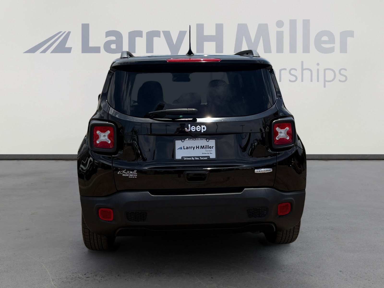 Used 2019 Jeep Renegade Latitude FWD image 4