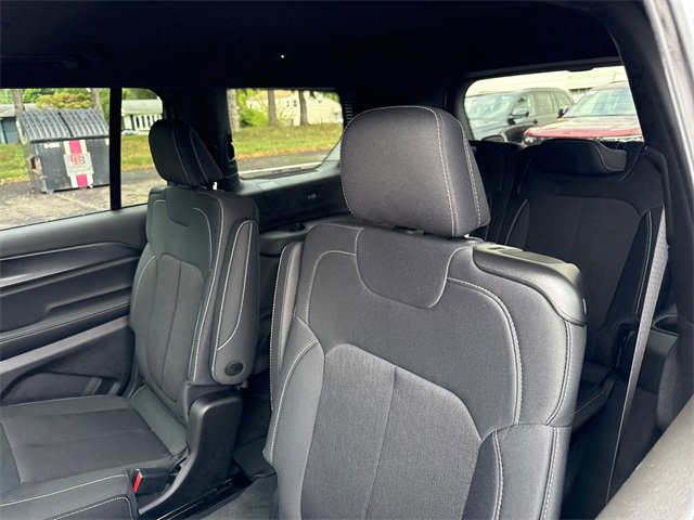 New 2025 Jeep Grand Cherokee L Laredo w/ Luxury Tech Group I image 5