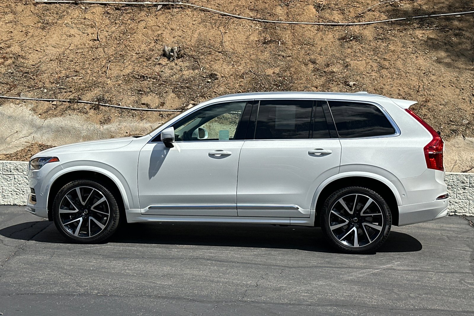 Certified 2024 Volvo XC90 B6 Ultimate w/ Protection Package Premier image 8