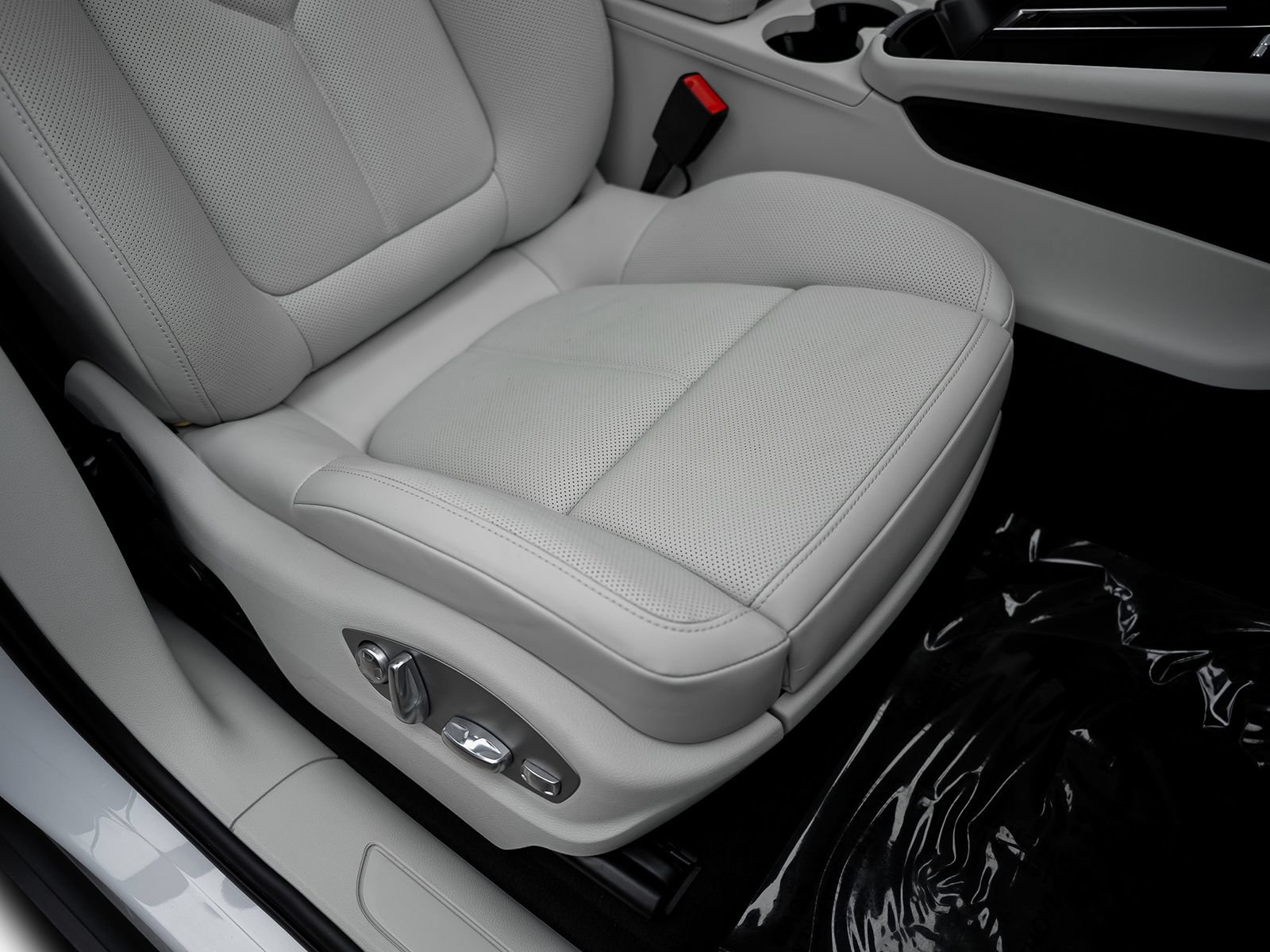 Used 2025 Porsche Macan AWD/4WD image 34