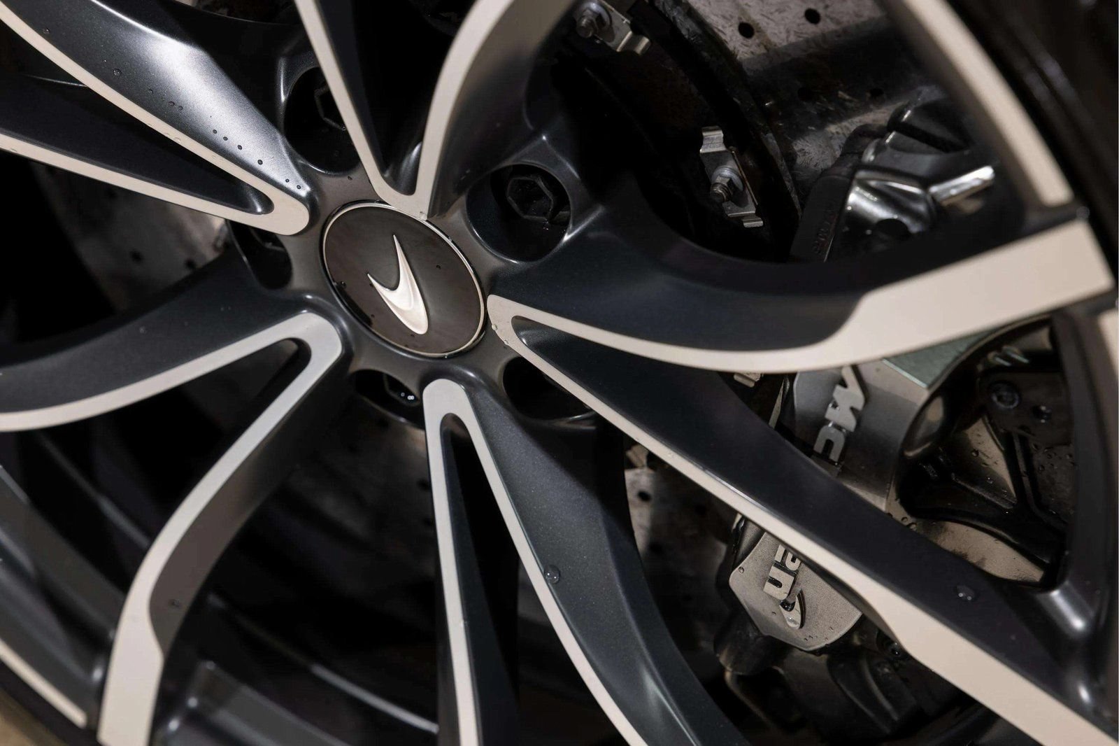 Used 2023 McLaren Artura RWD image 11