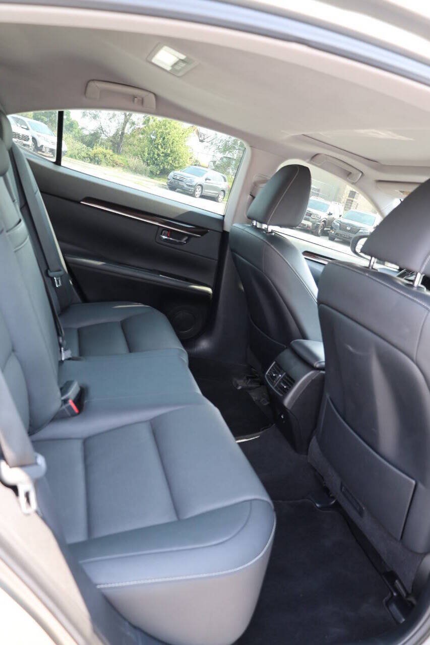 Used 2018 Lexus ES 300h w/ Navigation Package FWD image 16