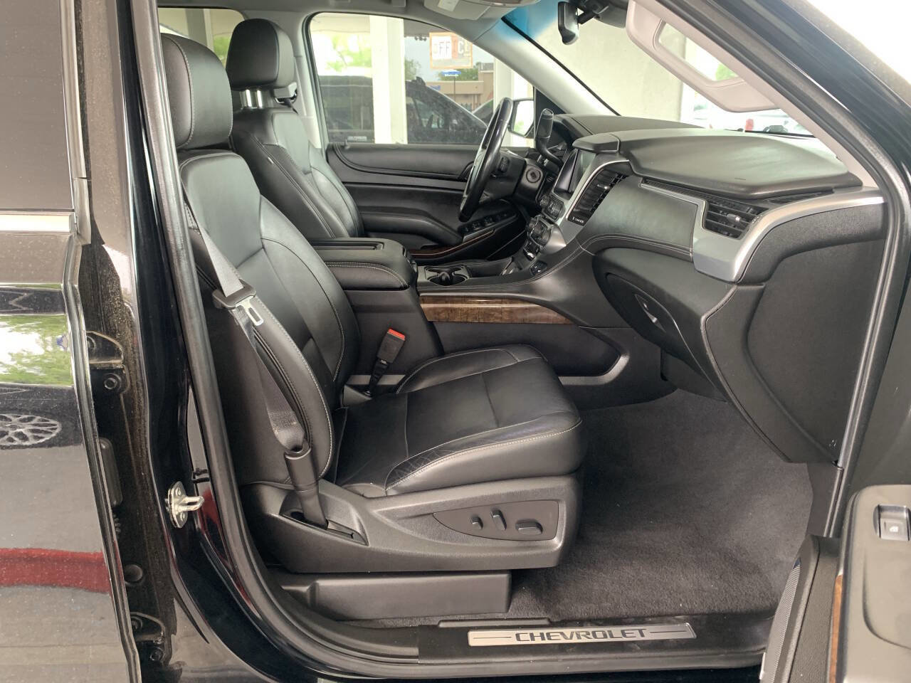 Used 2019 Chevrolet Suburban LT image 7