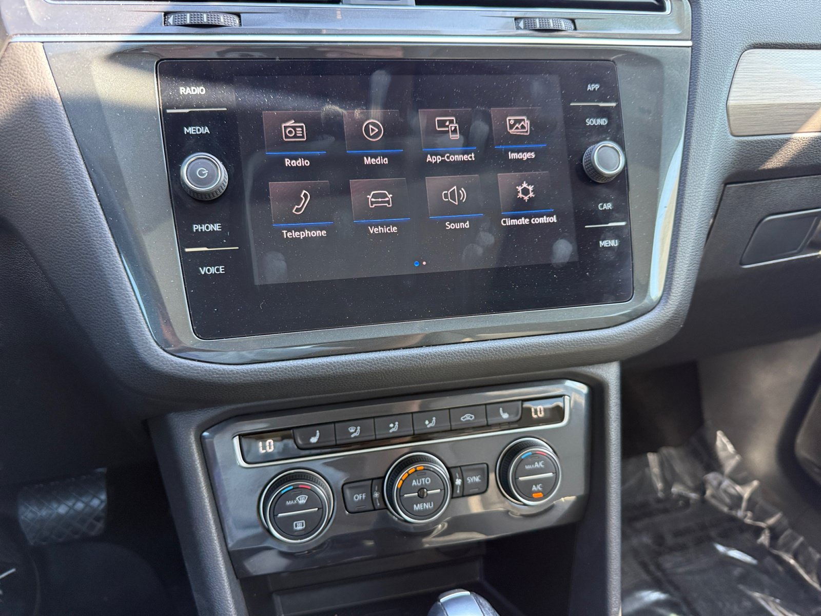 Used 2020 Volkswagen Tiguan SE w/ Panoramic Sunroof Package FWD image 12